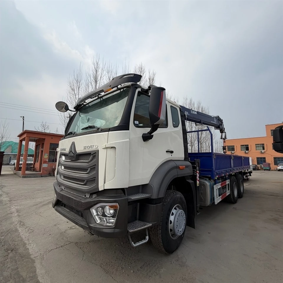 Véhicule de transport avec grue montée sur camion-